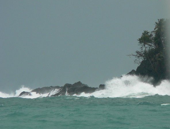 01- La mer dechainee se fracasse sur la cote 